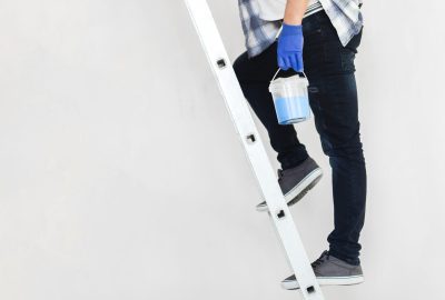 vista-frontal-del-hombre-en-las-escaleras-con-espacio-de-copia